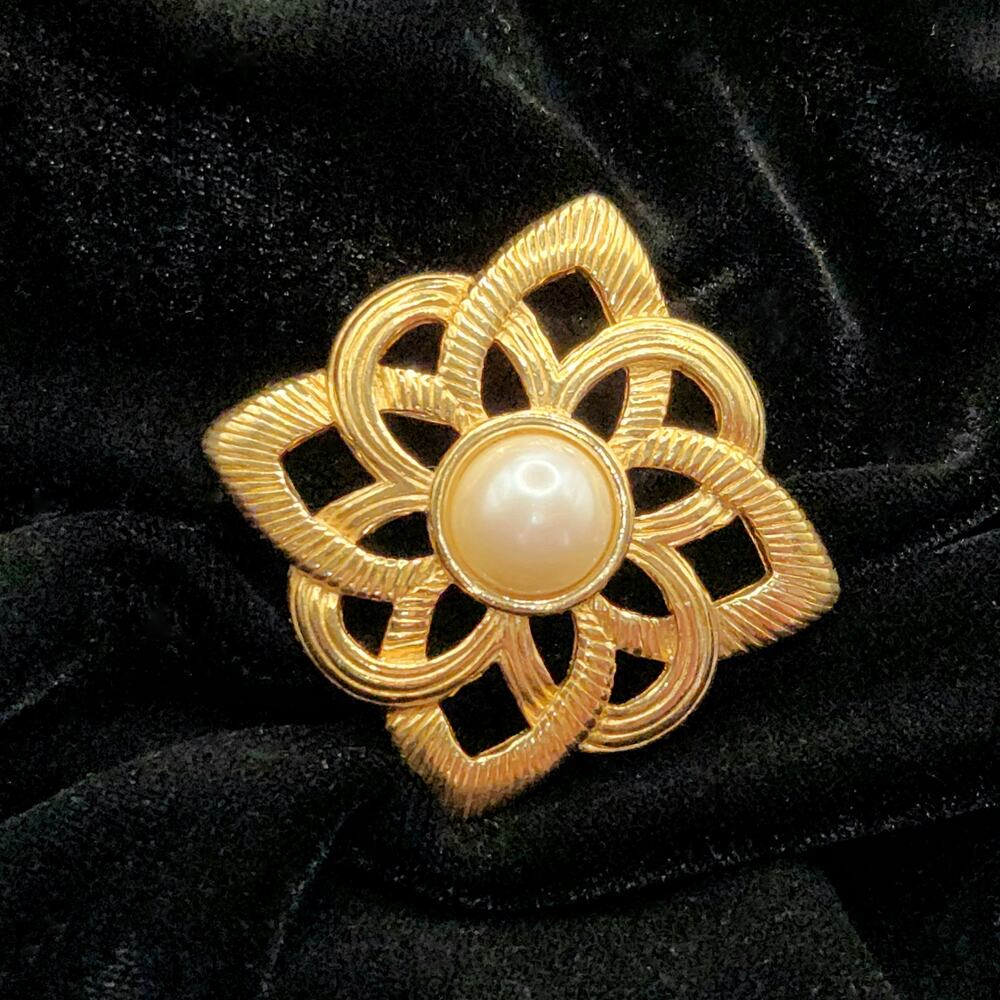 Vintage gold tone square brooch faux pearl center